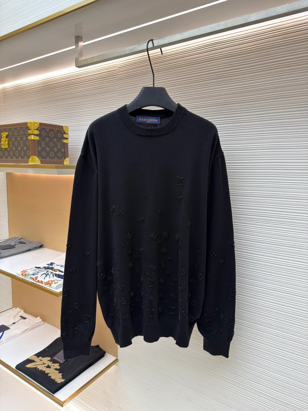 LOUIS VUITTON gradient beaded knitted pullover ●Original version: Purchased and developed at 20700 ●Item number: 1681606-B40 ●Fabric: wool blended fabric ●Technology: knitted ●Color: black ●Version: fitted version ●Weight: about 480 grams ●Size: S-M-L-XL ●Description: Made of 50% wool, 50% cotton yarn. This fabric has a soft upper body, and the classic combination of wool and wool yarn presents a high-end style of ready-to-wear. The beads are connected by embroidery, computer-positioned embroidery is connected, and the knots are sewn by hand. Each pattern is positioned 1:1 according to the original version, and the size of each bead is consistent with the original version. Made from fine, responsibly sourced sheep wool, this crewneck is constructed with lustrous beading and features a Monogram pattern that fades upward from the hem, making it a casual yet sophisticated evening wear option. The overall wiring is straight and delicate, the fabric is comfortable and soft, and the color is consistent without color difference. It can be matched with the same style to create a fashionable look and control various occasions. Customized accessories, complete with three standards, same style for men and women!